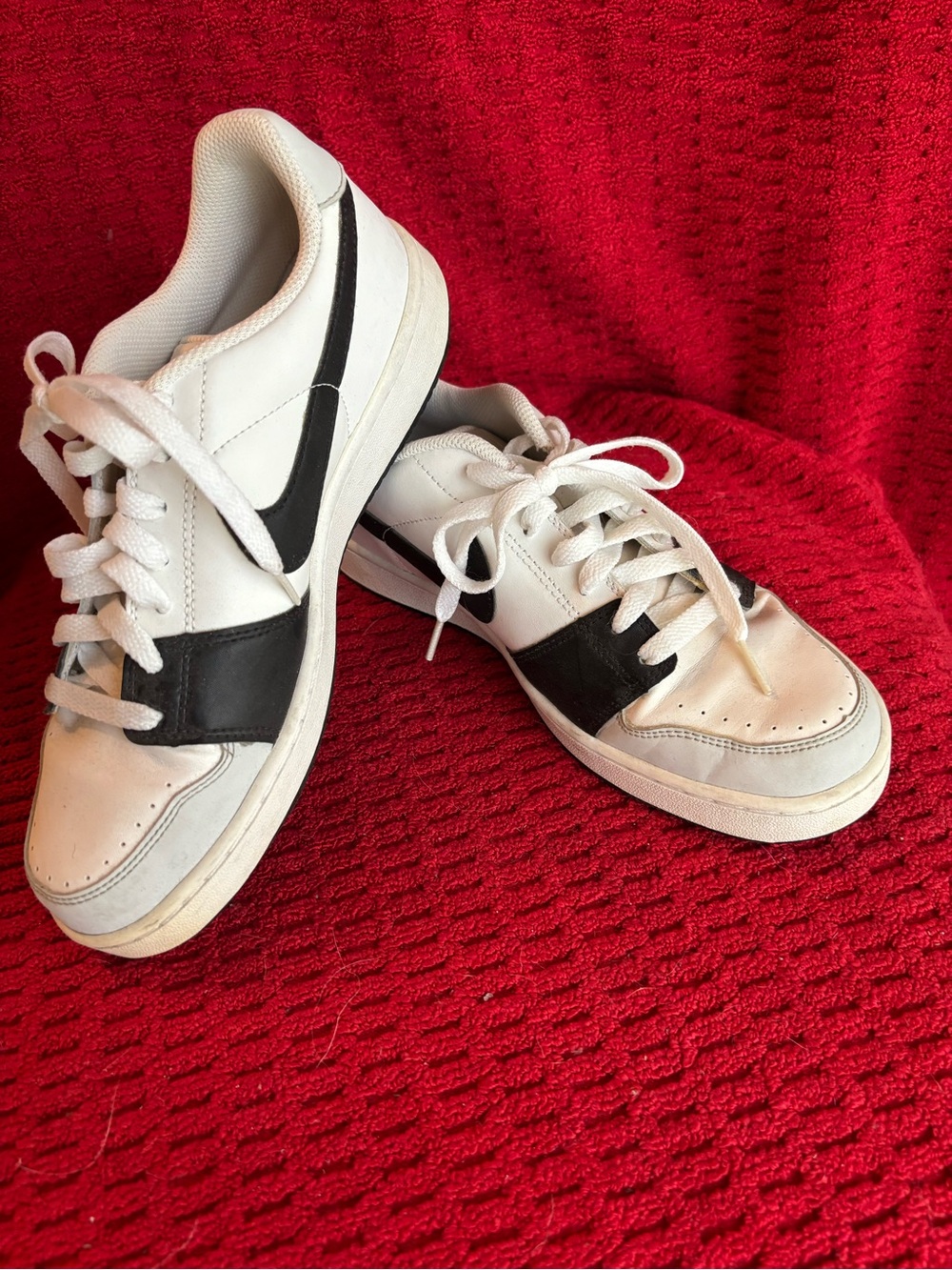 Nike White and Black Low-Top Sneakers- unisex 7.5/ women’s 9